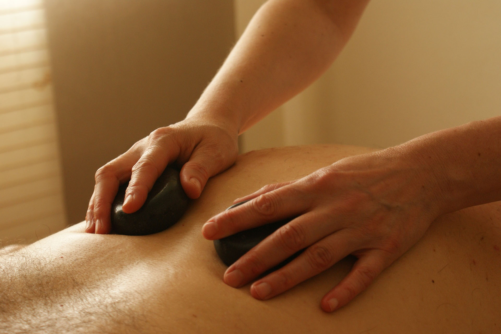 Hot stone massage (1)